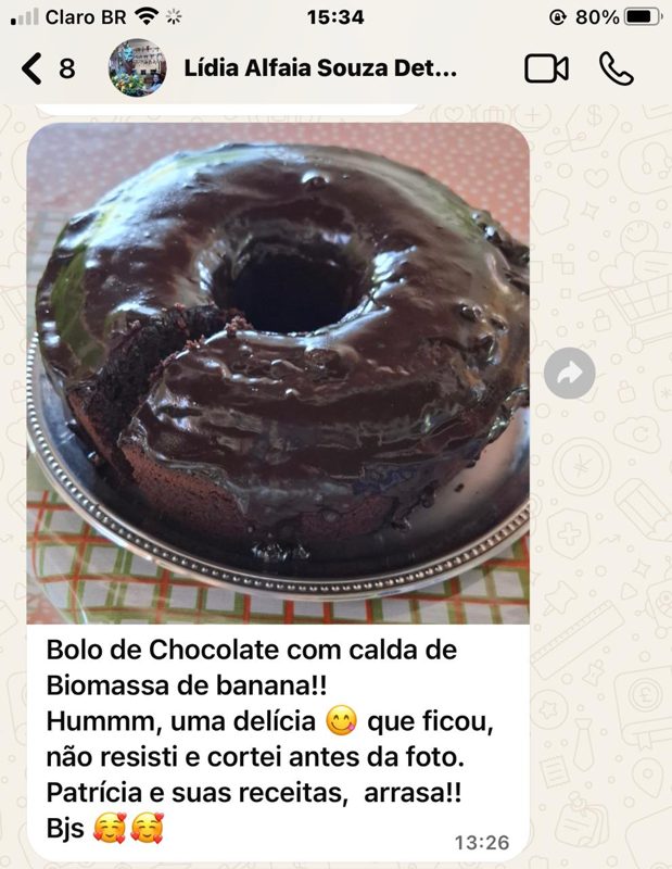 Bolo de chocolate com calda de biomassa de banana feito por uma aluna